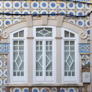 Portekiz 'in Olhao şehrinde bulunan Algarve vintage tarzı pencerelerin tipik mimarisi.