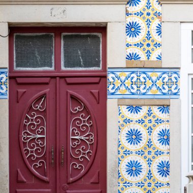 Portekiz, Olhao 'da bulunan Algarve tarzı klasik kapıların tipik mimarisi.