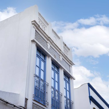 Portekiz 'in Olhao şehrinde yer alan Algarve Vintage tarzı binaların tipik mimarisi.