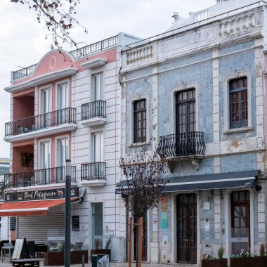 OLHAO, PORTUGAL - 19 ARALIK 2021: Portekiz 'in Olhao şehrinde yer alan tipik Algarve vintage tarzı binalar ve restoranlar.