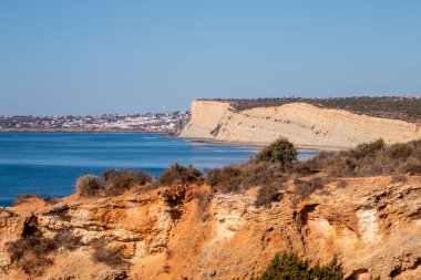 Portekiz 'in Algarve bölgesindeki Lagos' un kıyı güzelliğinin güzel manzarası..