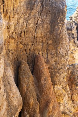 Algarve bölgesindeki kıyı şeridi kayalıklarından ayrıntılar, Lagos, Portekiz.