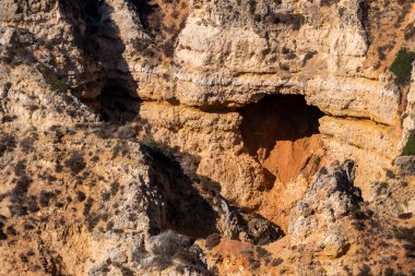 Algarve bölgesindeki kıyı şeridi kayalıklarından ayrıntılar, Lagos, Portekiz.