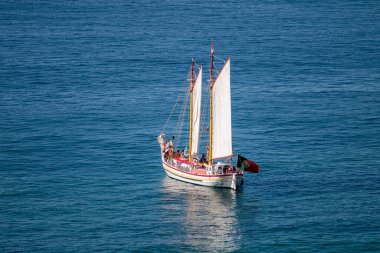 Portekiz 'in Lagos kıyı şeridinde seyahat eden turistlerle dolu büyük bir yelkenli..