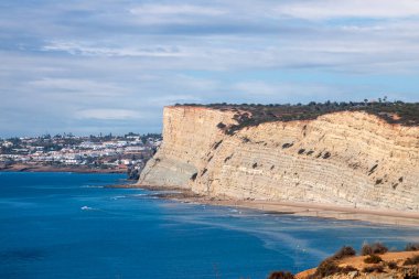 Portekiz 'in Algarve bölgesindeki Lagos' un kıyı güzelliğinin güzel manzarası..