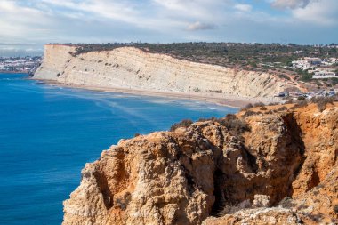 Portekiz 'in Algarve bölgesindeki Lagos' un kıyı güzelliğinin güzel manzarası..
