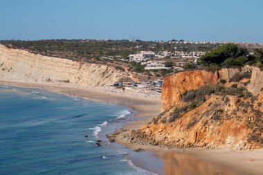 Portekiz 'in Algarve bölgesindeki Lagos' un kıyı güzelliğinin güzel manzarası..