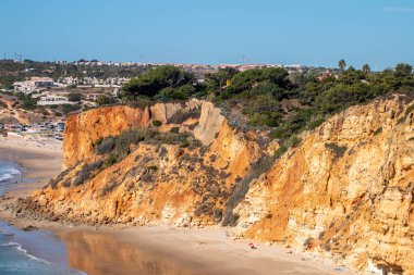 Portekiz 'in Algarve bölgesindeki Lagos' un kıyı güzelliğinin güzel manzarası..