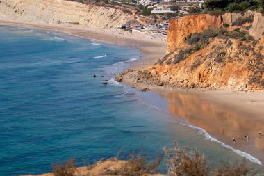 Portekiz 'in Algarve bölgesindeki Lagos' un kıyı güzelliğinin güzel manzarası..