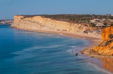 Portekiz 'in Algarve bölgesindeki Lagos' un kıyı güzelliğinin güzel manzarası..