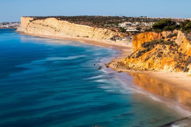 Portekiz 'in Algarve bölgesindeki Lagos' un kıyı güzelliğinin güzel manzarası..