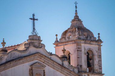 Lagos şehrindeki Saint Mary kilisesi manzarası, Algarve, Portekiz.