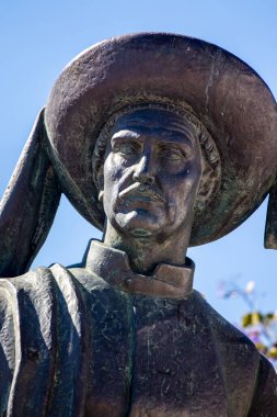 LAGOS, PORTUGAL - 23 Ekim 2021: Ünlü seyir subayı Infante Dom Henrique 'in Portekiz' in Lagos meydanındaki heykeli.