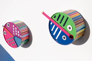 LAGOS, PORTUGAL - 23 Ekim 2021: Çağdaş ve renkli metal variller sanat olarak sergileniyor.