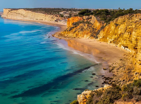Portekiz 'in Algarve bölgesindeki Lagos' un kıyı güzelliğinin güzel manzarası..
