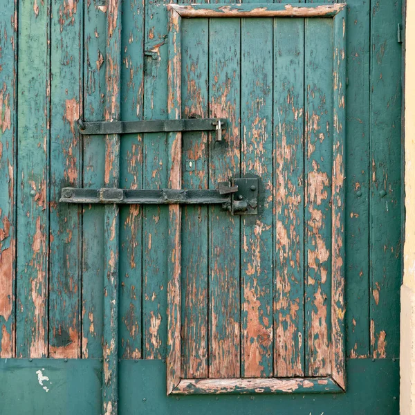 Vecchia Porta Verde Legno Usurato Con Serratura — Foto Stock