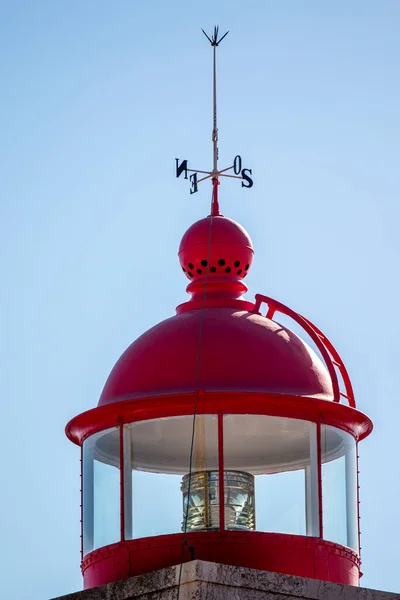 ポルトガルのラゴス州ポンタ ピエデデにある赤い灯台 — ストック写真