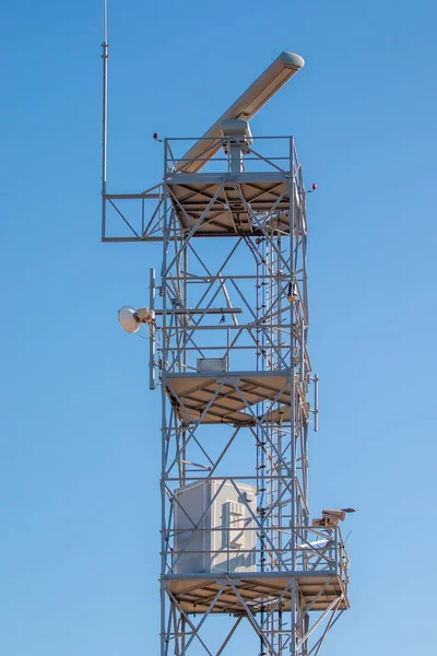 Comunicación Radar Internet Gps Torre Sobre Cielo Azul —  Fotos de Stock