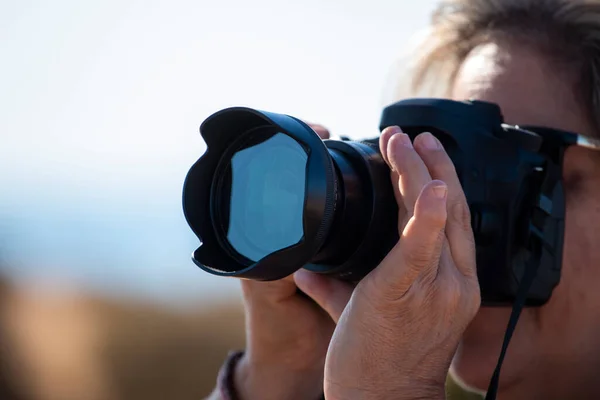 Dış Mekanda Bir Dslr Kamera Kullanan Bir Fotoğrafçının Görüntüsünü Kapat — Stok fotoğraf