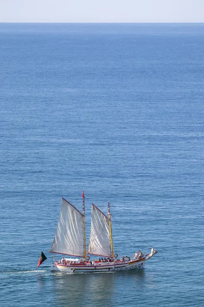 Grande Barca Vela Con Turisti Che Viaggiano Vicino Alla Costa — Foto Stock