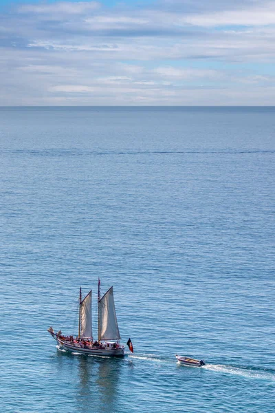 葡萄牙拉各斯海岸线附近载有游客的大型帆船 — 图库照片