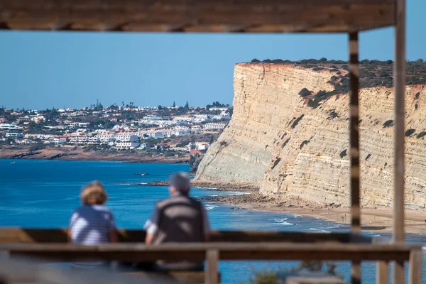 Oud Koppel Ontspannend Aan Kust Kliffen Van Lagos Portugal — Stockfoto