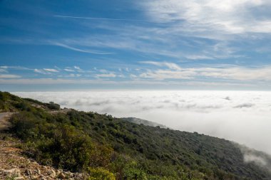 Portekiz 'in Algarve bölgesinde Sao Miguel tepelerinde puslu bir sabah sisi..