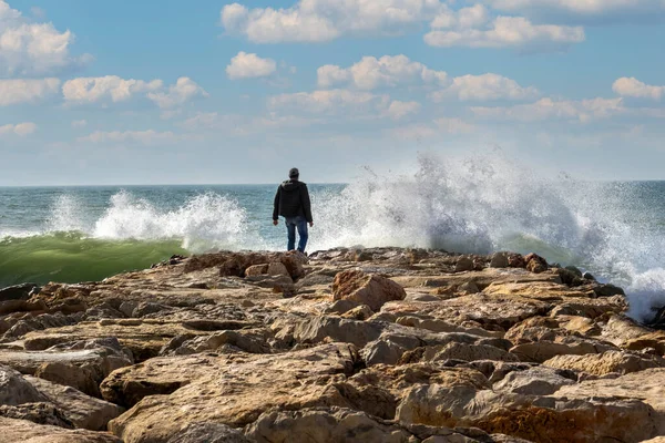 Hombre Solitario Rompeolas Frente Olas Violentas Cerca Playa —  Fotos de Stock