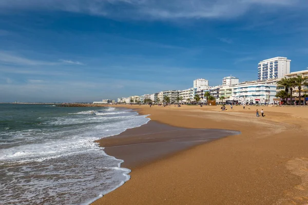 Portekiz Algarve Bölgesindeki Quarteira Şehir Plajının Kıyı Şeridi Manzarası — Stok fotoğraf