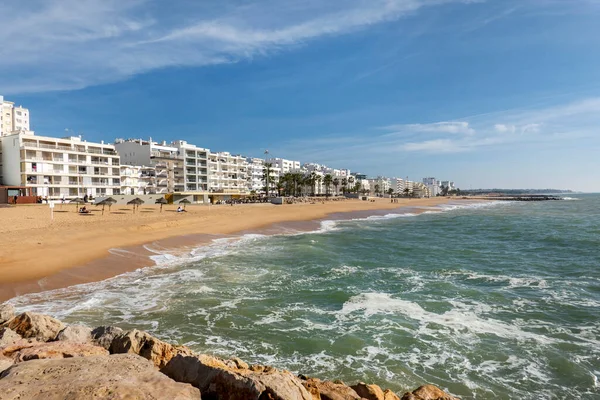 Uitzicht Kustlijn Van Het Stadsstrand Quarteira Algarve Portugal — Stockfoto