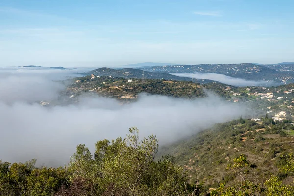 Misty Morning Mist Heuvels Van Sao Miguel Algarve Portugal — Stockfoto