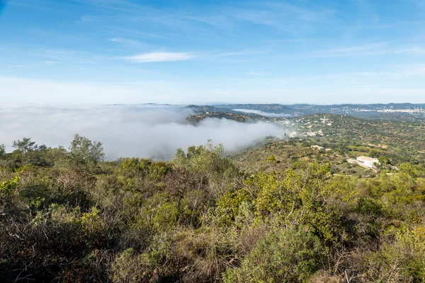 Misty Morning Mist Heuvels Van Sao Miguel Algarve Portugal — Stockfoto