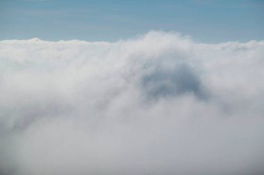 Sisli sabah sisi, bulut oluşumu, hava durumu.