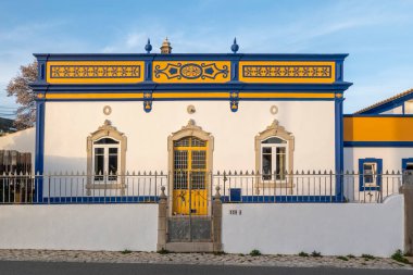 Platformların karmaşık tasarımlarıyla Algarve kırsal binalarının tipik mimarisi.