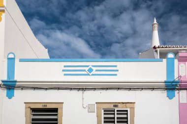 Platformların karmaşık tasarımlarıyla Algarve kırsal binalarının tipik mimarisi.