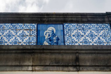 Platformların karmaşık tasarımlarıyla Algarve kırsal binalarının tipik mimarisi.