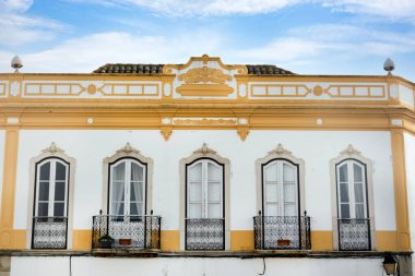 Platformların karmaşık tasarımlarıyla Algarve kırsal binalarının tipik mimarisi.