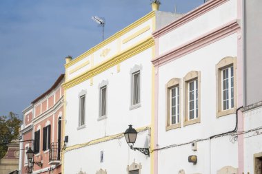 Platformların karmaşık tasarımlarıyla Algarve kırsal binalarının tipik mimarisi.