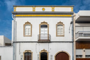 Platformların karmaşık tasarımlarıyla Algarve kırsal binalarının tipik mimarisi.