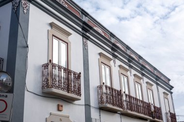 Platformların karmaşık tasarımlarıyla Algarve kırsal binalarının tipik mimarisi.