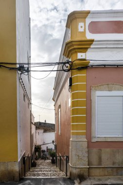 Portekiz, Algarve 'de merdivenleri olan Estoi köyünün tipik dar sokakları..