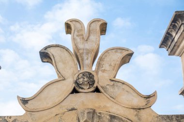 Portekiz 'in Algarve şehrinde bulunan Estoi köyünün heykelleri ve tasarım unsurları ile mimari detayları..