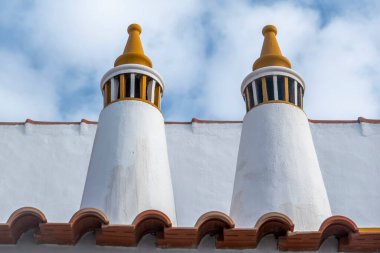Algarve bacalarının tipik geleneksel mimarisine yakından bakın..