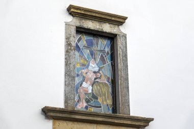 Portekiz 'deki Estoi Köyü Kilisesi' nde Meryem Ana ve İsa Mesih 'in lekeli cam tasviri..