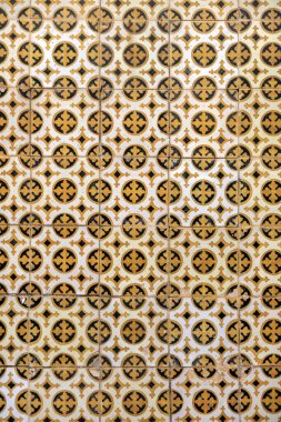 Portekiz evlerinin ve dekorasyonlarının çiçek desenli geleneksel azulejo sanat eserleri.