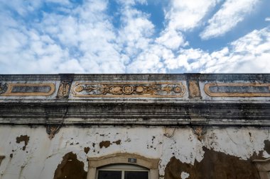 Platformların karmaşık tasarımlarıyla Algarve kırsal binalarının tipik mimarisi.