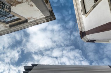 Portekiz 'in Algarve şehrinde yer alan Estoi köyünün tipik dar sokak kesişmesi ve mimarisi gökyüzüne doğru görüldü..