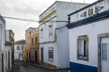 Portekiz, Algarve 'de yer alan Estoi köyünün tipik dar sokak ve mimarisi.