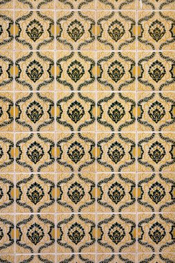 Portekiz evlerinin ve dekorasyonlarının çiçek desenli geleneksel azulejo sanat eserleri.