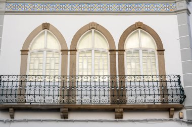 Platformların karmaşık tasarımlarıyla Algarve kırsal binalarının tipik mimarisi.